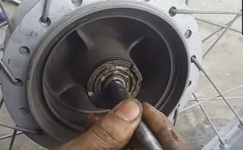 Kiểm tra và lắp lại bánh xe máy sau khi thay thế