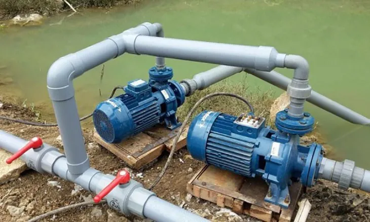 Minh họa nguyên lý hoạt động ly tâm của máy bơm giếng khoan, giải thích cách nước được hút và đẩy lên, một kiến thức nền tảng quan trọng trong cách lắp đặt máy bơm giếng khoan hiệu quả.