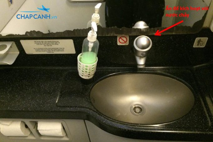 Ấn để kích hoạt nước rửa tay trên máy bay