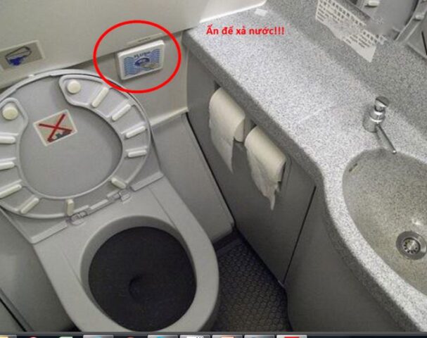 Ấn xả nước bồn cầu máy bay