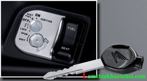 Cách Mở Nắp Đậy Ổ Khóa Xe Máy An Toàn Và Hiệu Quả Cách Mở Nắp Đậy Ổ Khóa Xe Máy An Toàn Và Hiệu Quả