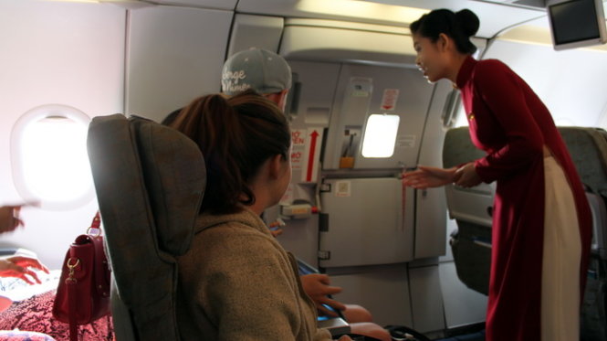 Cách Mở Cửa Máy Bay: Hiểm Nguy Và Quy Định An Toàn Bay