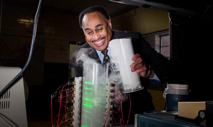 Cách Chế Tạo Cỗ Máy Thời Gian: Phân Tích Lý Thuyết Khoa Học