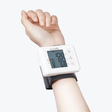 Cách Sử Dụng Máy Đo Huyết Áp Cổ Tay Đúng Chuẩn Và Chính Xác