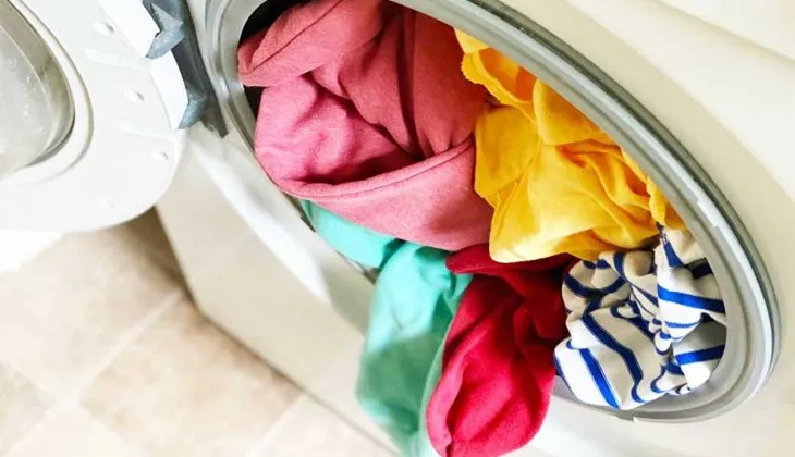 Người dùng đang cẩn thận mở cửa lồng máy giặt Electrolux, minh họa bước đầu tiên trong quy trình cách sử dụng máy giặt Electrolux hiệu quả