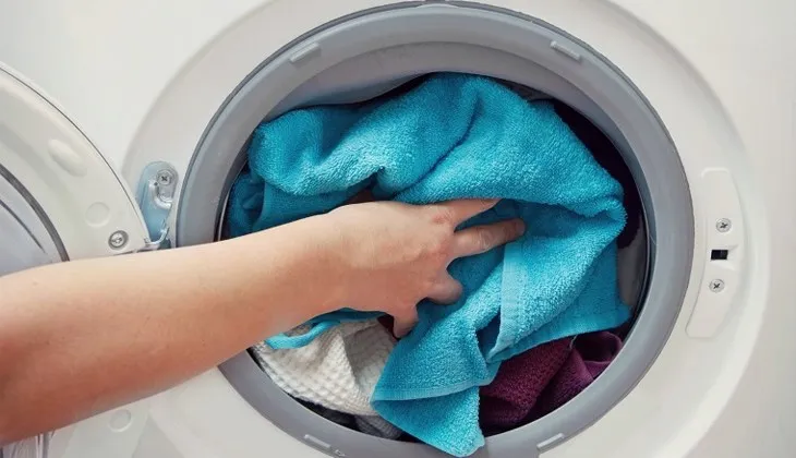 Lồng máy giặt Electrolux chứa lượng quần áo vừa đủ, minh họa nguyên tắc tải trọng tối ưu để tiết kiệm điện và bảo vệ máy