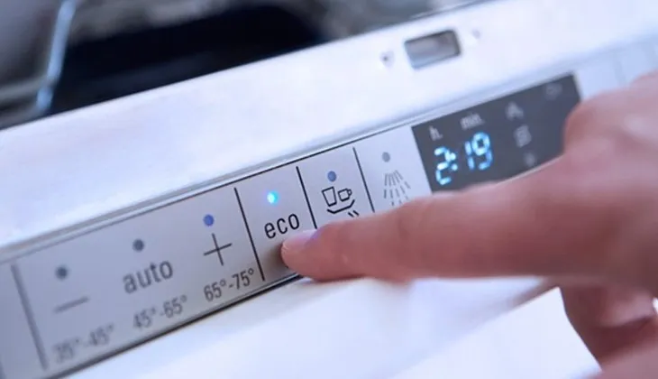 Chế độ Eco trên máy giặt Electrolux, biểu tượng cho việc giặt hiệu quả năng lượng, giúp tiết kiệm điện và nước qua các cảm biến thông minh