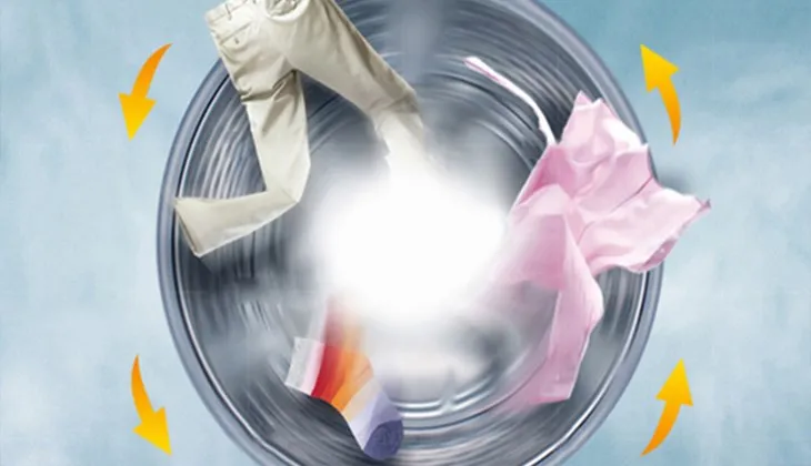 Quần áo được vắt khô ráo trong lồng máy giặt Electrolux, minh họa lợi ích của việc chọn tốc độ vắt cao để rút ngắn thời gian phơi