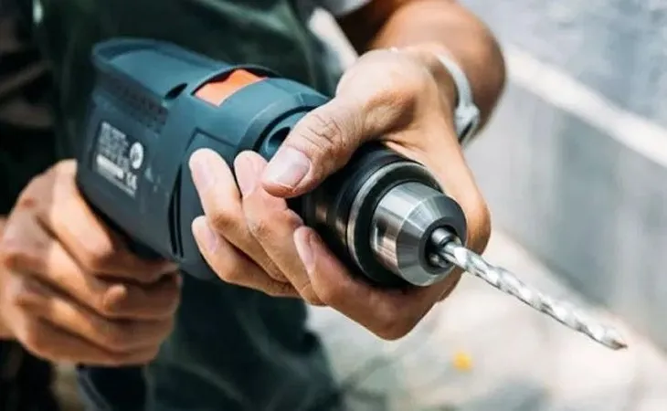 Nút chọn chế độ khoan đa năng trên thân máy khoan pin