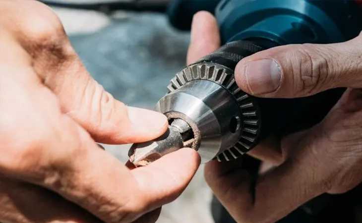 Công tắc đảo chiều giúp thay đổi hướng quay của mũi khoan để vặn hoặc tháo vít