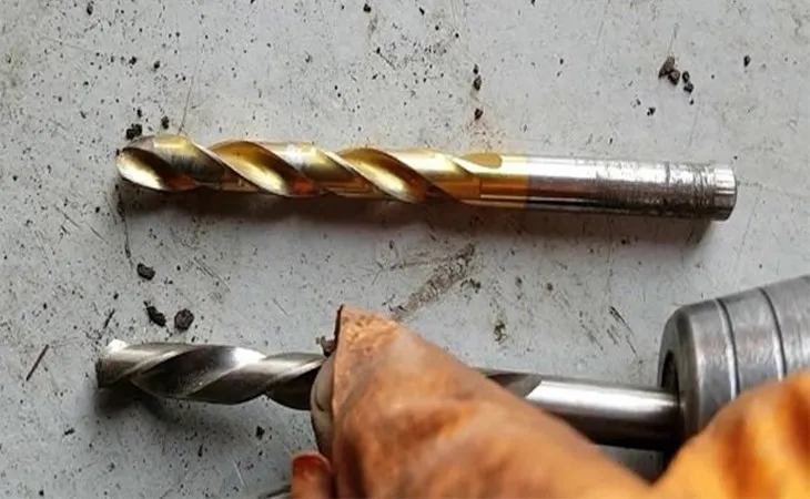 Cẩn thận với mũi khoan nóng sau khi sử dụng để tránh bỏng tay