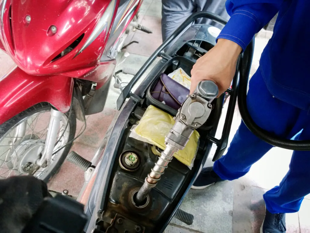 Đổ xăng vào bình xe máy, một bước quan trọng trong cách bảo quản xe máy khi không sử dụng