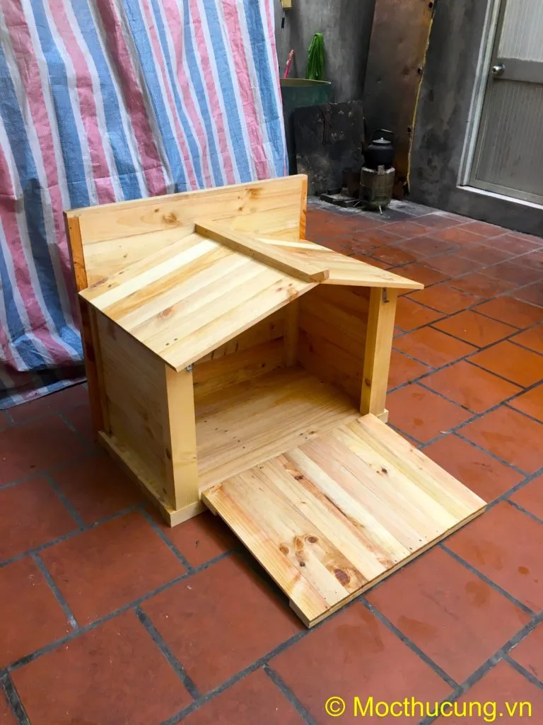 Nhà thú cưng tự lắp ghép gỗ màu nâu với chú chó nhỏ bên trong