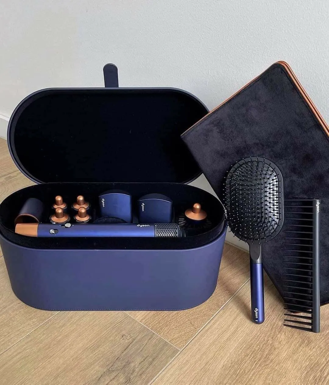 Bộ máy sấy tóc Dyson Airwrap với các đầu phụ kiện đa dạng