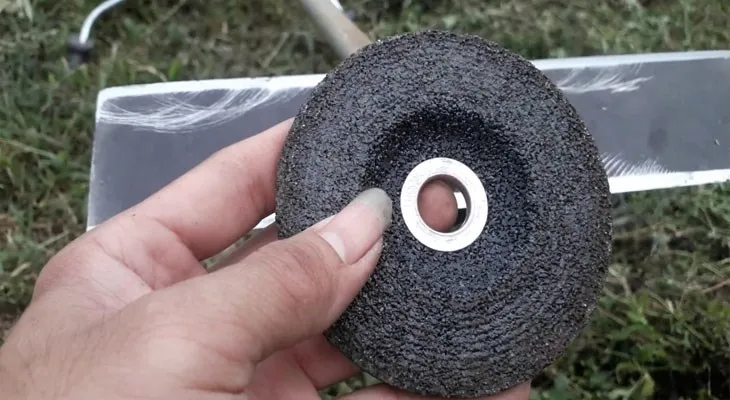 Cẩn trọng tháo lưỡi dao máy cắt cỏ và ghi nhớ thứ tự các vòng đệm, phụ kiện