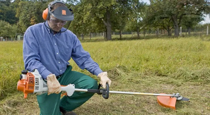 Đảm bảo sử dụng đầy đủ đồ bảo hộ cá nhân khi tiến hành cách tháo lưỡi dao máy cắt cỏ