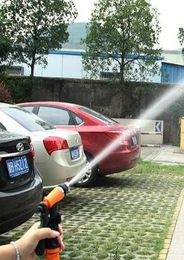 Người dùng đang rửa xe máy bằng máy bơm tăng áp mini, tăng cường áp lực nước cho công việc vệ sinh.