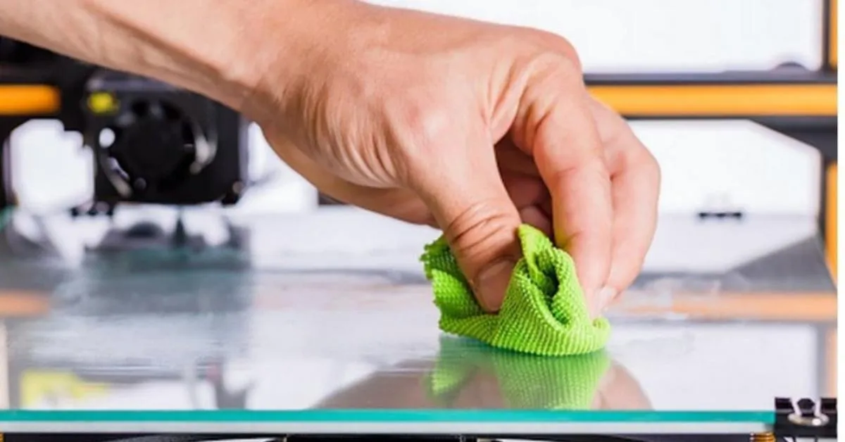 Làm sạch bàn in cẩn thận, một bước quan trọng trong việc bảo trì máy sau mỗi lần cách sử dụng máy in 3d.