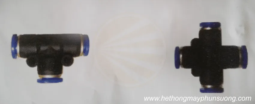 Minh họa cách sử dụng nối chữ T để chia nhánh ống dẫn nước, tối ưu hệ thống khi thực hiện cách lắp đặt máy phun sương cho không gian rộng.