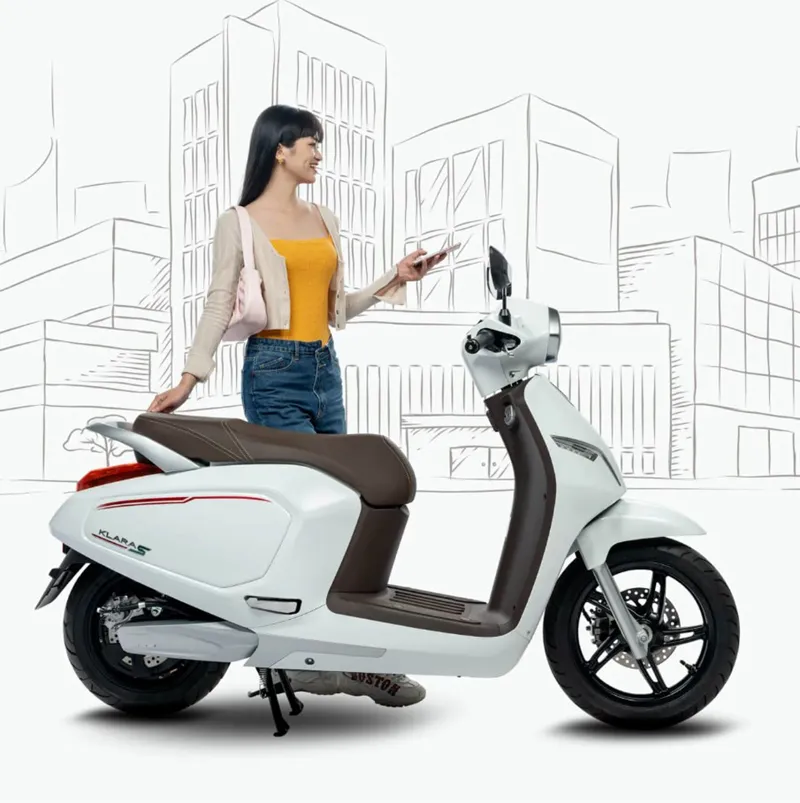 Xe máy điện VinFast đang sạc pin đúng cách tại nhà, đảm bảo tuổi thọ và hiệu suất tối ưu