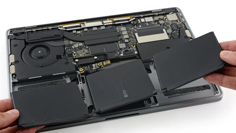 Kiểm tra tình trạng pin máy tính bảng trước khi tháo gỡ.