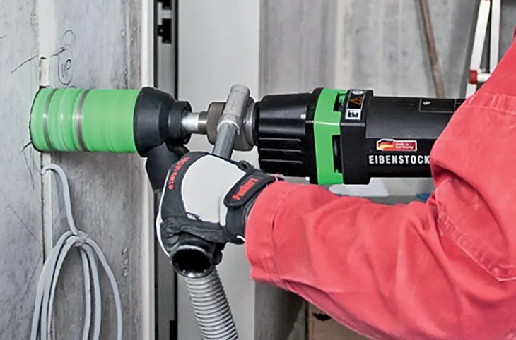 Khoan rút lõi bê tông có khả năng loại bỏ một phần của vật liệu bằng cách khoan và rút lõi ra khỏi bề mặt vật liệu