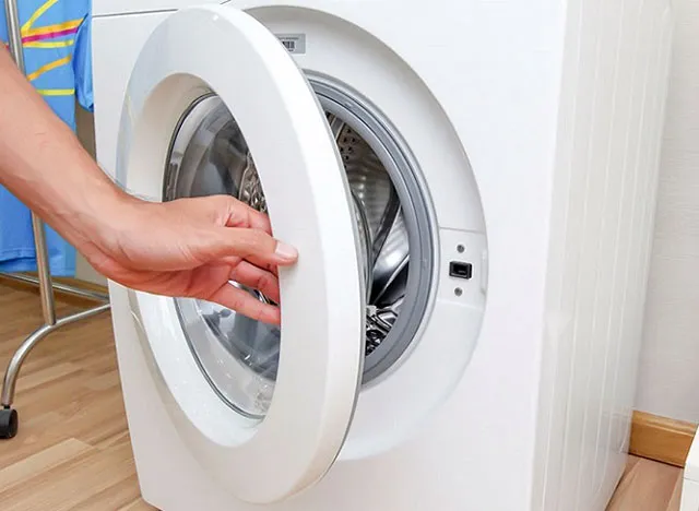 Cửa máy giặt và khóa an toàn