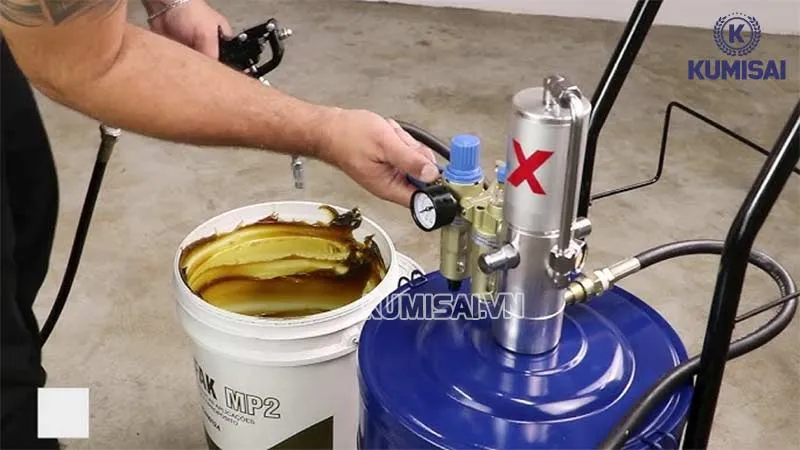 Kiểm tra van điều áp và mối nối để khắc phục áp suất bơm mỡ giảm