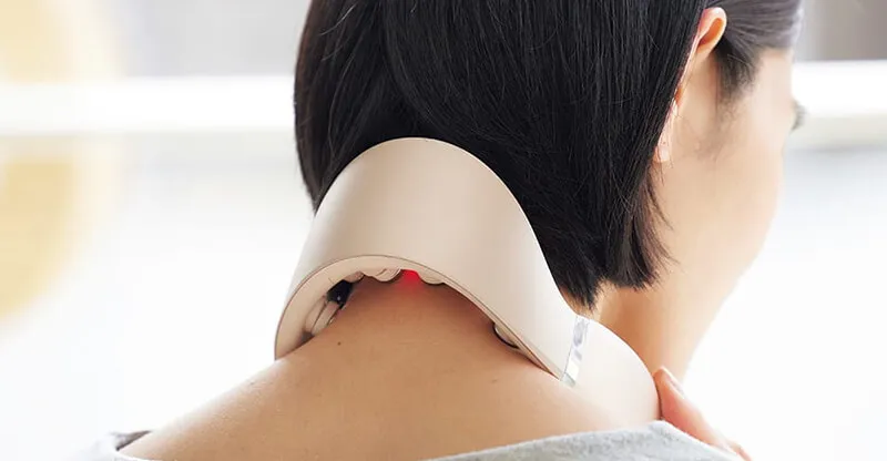 Hướng dẫn đặt máy massage cổ đúng vị trí trên vùng vai gáy để giảm đau hiệu quả