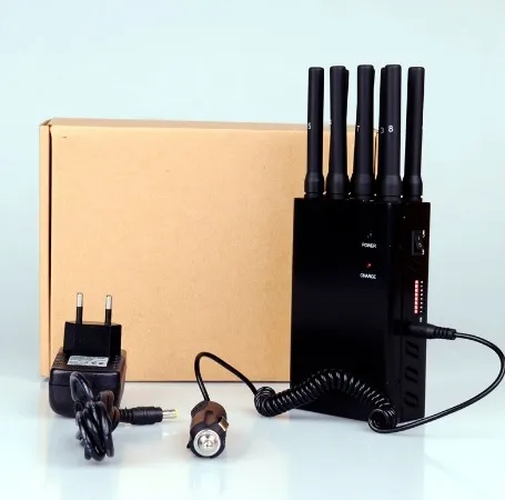 Người dùng đang lắp ráp các anten vào thân máy phá sóng, thể hiện bước chuẩn bị