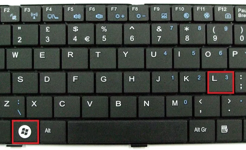 Người dùng đang sử dụng phím tắt để mở rộng màn hình máy tính Win 10, thể hiện sự tiện lợi trong việc quản lý cửa sổ và tối ưu không gian làm việc.