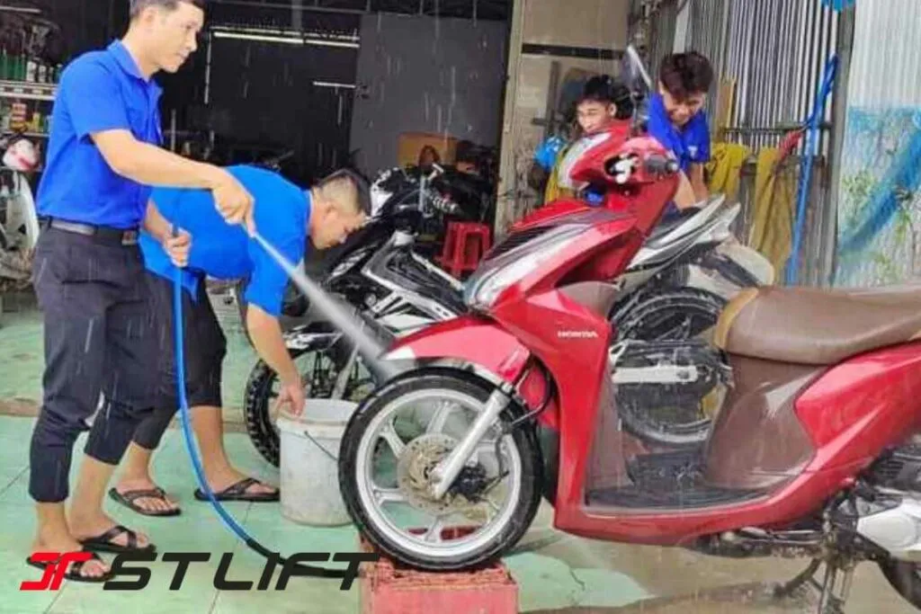 Các rủi ro tiềm ẩn khi sử dụng bàn nâng xe máy tự chế trong xưởng sửa chữa