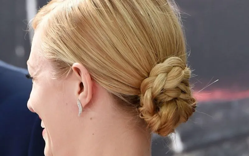 Bạn nên búi gọn gàng toàn bộ mái tóc