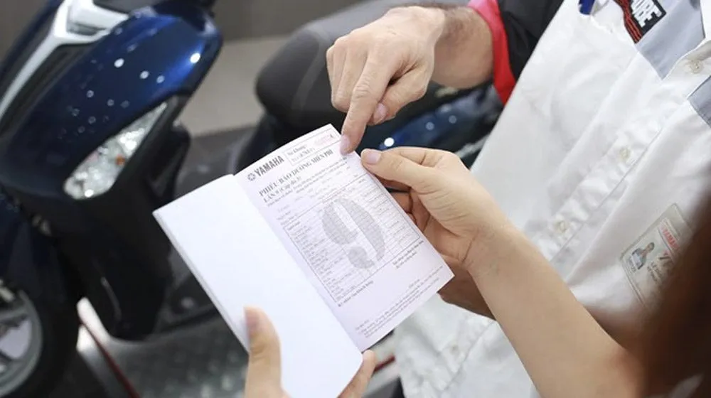 Xe máy Yamaha Jupiter đang được bảo dưỡng định kỳ tại trung tâm dịch vụ chính hãng