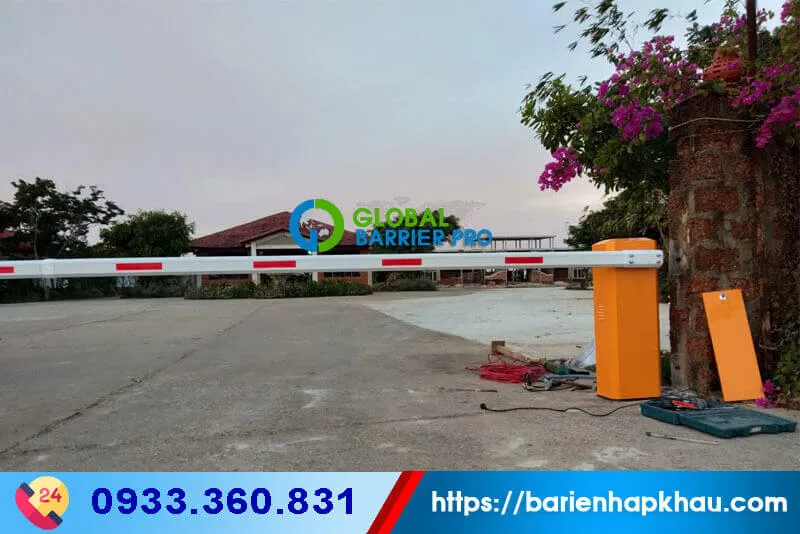 Cổng barrier điện tự động được lắp đặt chuyên nghiệp tại một địa điểm ở Huế