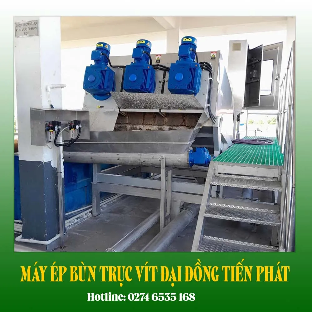 Một thiết bị máy ép bùn trục vít thế hệ mới đang được lắp đặt tại nhà máy