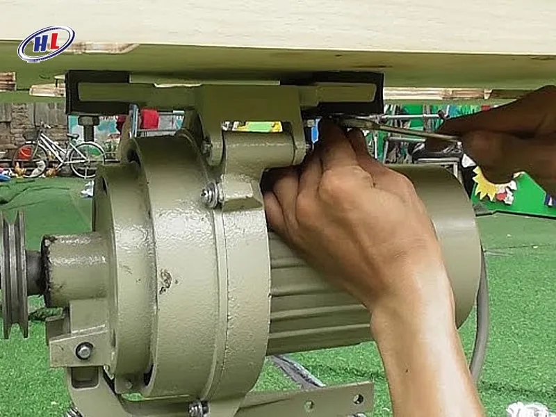 Kỹ thuật viên đang thực hiện bảo trì định kỳ mô tơ máy may công nghiệp để duy trì hoạt động bền bỉ