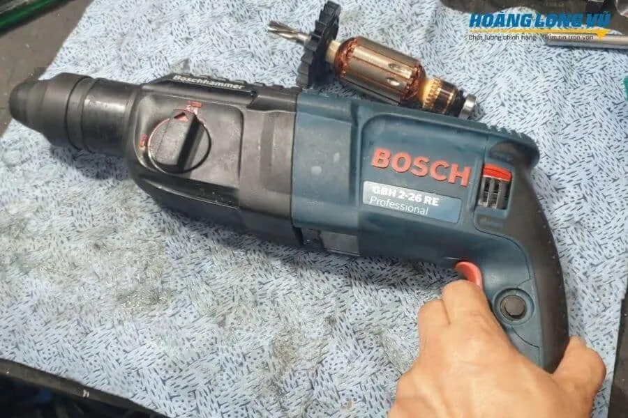 Kiểm tra công tắc nguồn của máy khoan đục để xác định lỗi, một phần quan trọng của Cách sửa máy khoan đục bê tông