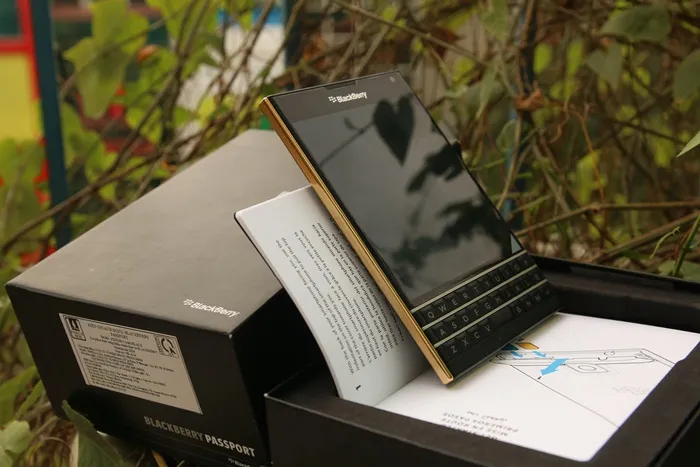Điện thoại Blackberry Passport với lớp viền mạ vàng sang trọng