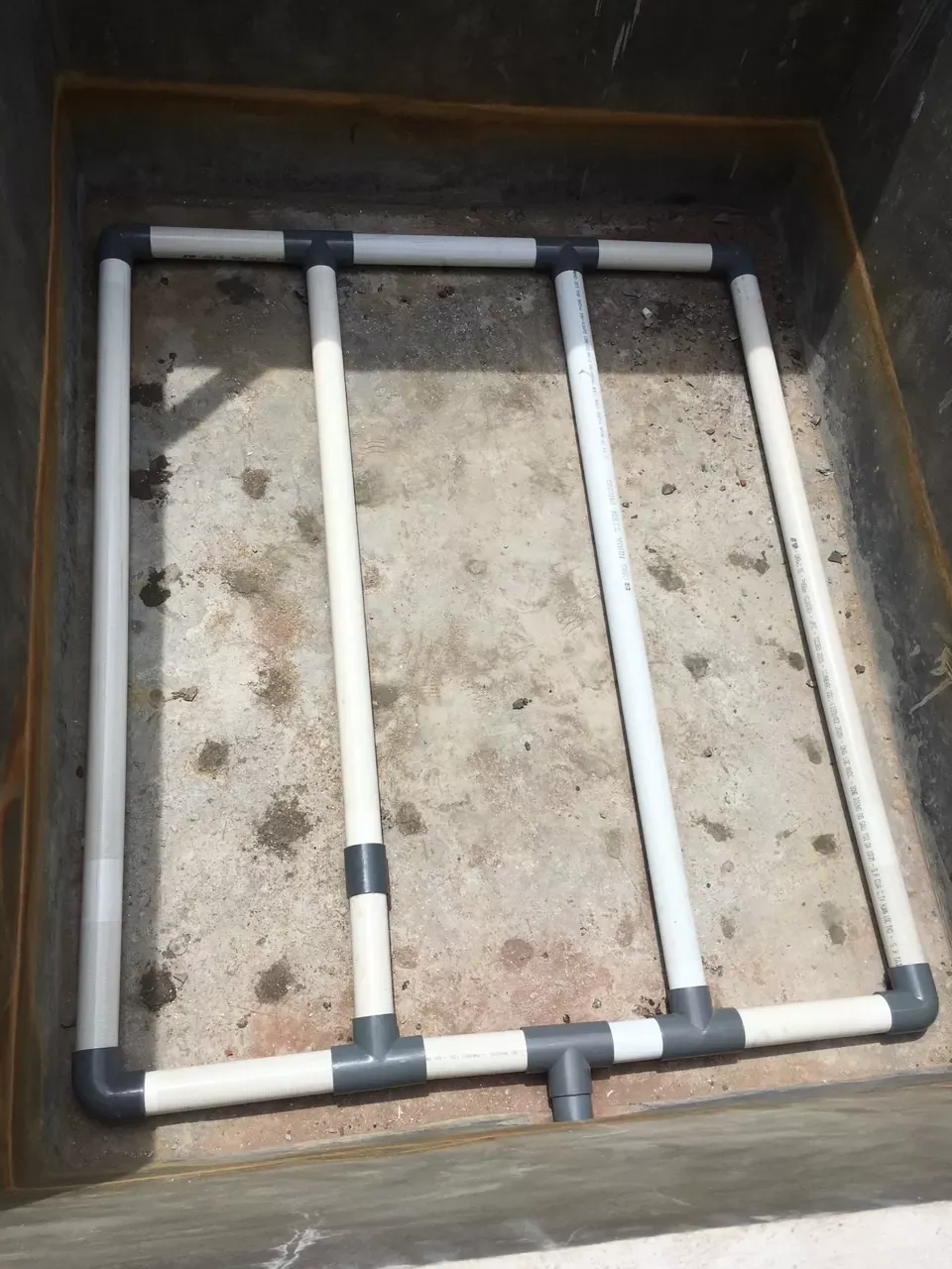 Hệ thống ống lọc được bố trí khoa học dưới đáy bể, đảm bảo thu nước sạch hiệu quả cho bể lọc nước giếng khoan gia đình