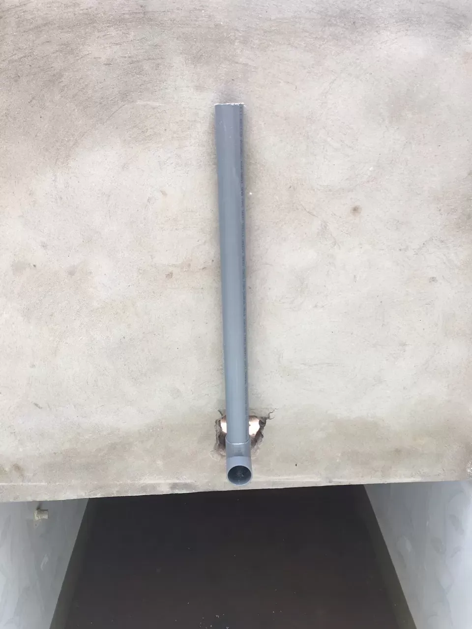 Đường ống dẫn nước đã lọc ra ngoài, một phần quan trọng trong cấu trúc của bể lọc nước giếng khoan gia đình