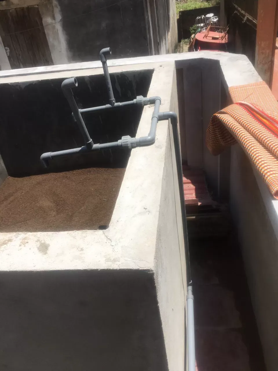 Bộ trộn khí hoặc giàn mưa giúp tăng cường oxy hóa sắt trong quá trình tiền xử lý nước giếng khoan cho bể lọc gia đình