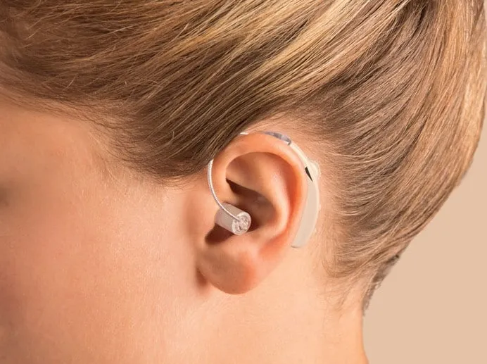 Hình ảnh minh họa cách sử dụng máy trợ thính không dây đeo sau tai một cách dễ dàng và hiệu quả
