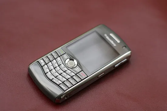 Điện thoại BlackBerry 8110 huyền thoại với thiết kế cổ điển bền bỉ