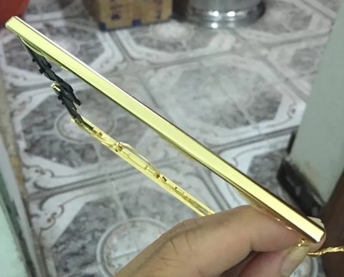 Chiếc khung bằng thép của Blackberry Passport sau khi được phủ một lớp vàng ròng