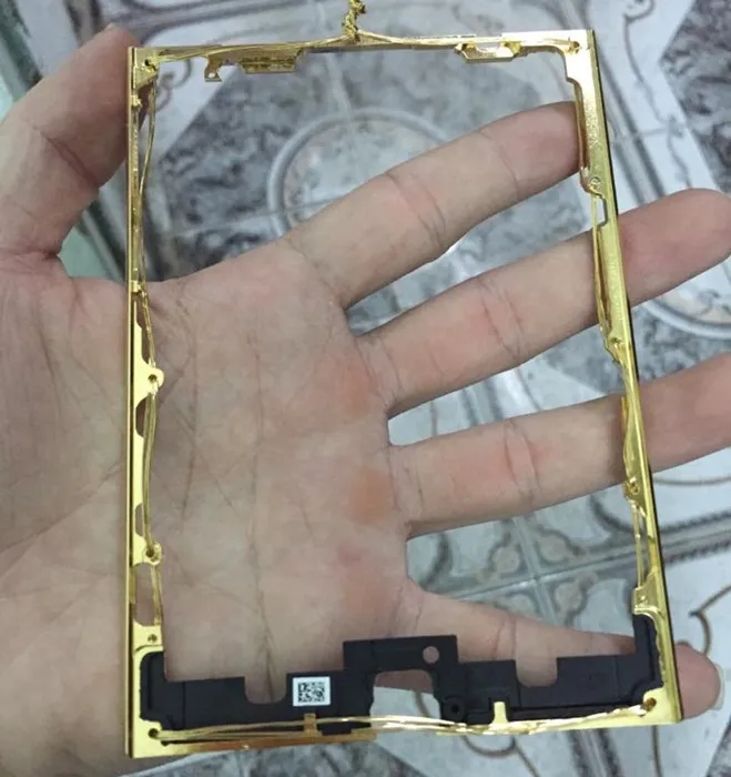 Blackberry Passport sau khi mạ vàng 24K với viền vàng đẳng cấp