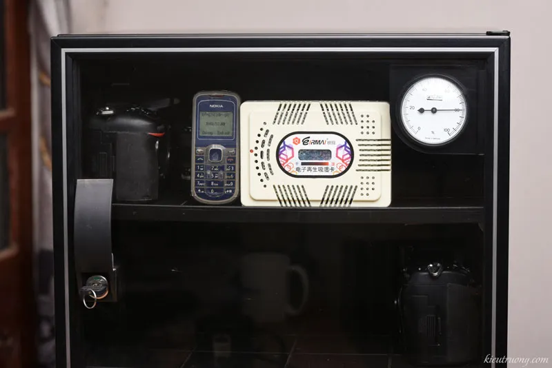 Đặt máy hút ẩm máy ảnh vào ngăn dưới cùng của tủ chống ẩm để tối ưu hiệu quả