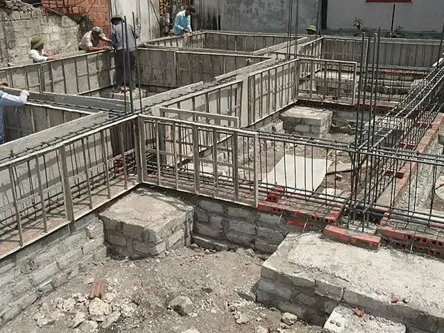 Hình ảnh minh họa quá trình sửa thẳng cốt thép, chuẩn bị cho cách bố trí cọc khoan nhồi theo bản vẽ