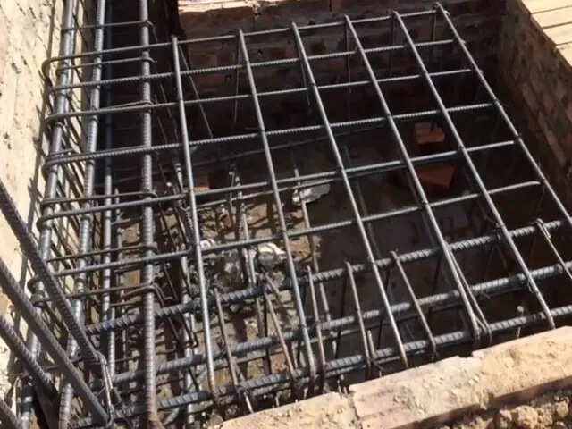 Lồng cốt thép đã hoàn thiện, sẵn sàng cho việc lắp đặt trong cách bố trí cọc khoan nhồi để đảm bảo nền móng vững chắc