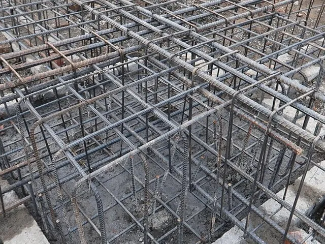 Thanh cốt thép đang được gia công, một bước quan trọng trong cách bố trí cọc khoan nhồi đảm bảo độ bền kết cấu